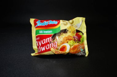 Tangerang, Endonezya - 5 Mart 2022: Indomie, kızartılmış hazır erişte, haşlanmış, baharatlı, Endonezya 'nın en sevdiği yiyecek, yemeye hazır..