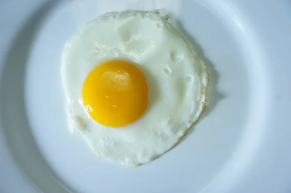 炸鸡蛋 阳光明媚的侧面蛋 — 图库照片