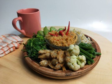 Urap Endonezya 'nın geleneksel bir yemek çeşididir. Pişmiş (haşlanmış) sebzeler ve baharatlı hindistan cevizi karışımıdır.