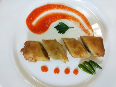 Lumpia, ince buğday unundan yapılmış bir rulo içinde taze bambu filizleri, yumurtalar, taze sebzeler ve deniz ürünlerinden oluşan tipik bir Central Cava Endonezya atıştırmalığıdır.