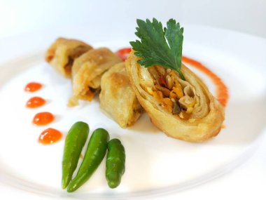 Lumpia, ince buğday unundan yapılmış bir rulo içinde taze bambu filizleri, yumurtalar, taze sebzeler ve deniz ürünlerinden oluşan tipik bir Central Cava Endonezya atıştırmalığıdır.