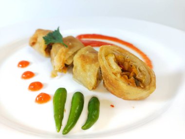 Lumpia, ince buğday unundan yapılmış bir rulo içinde taze bambu filizleri, yumurtalar, taze sebzeler ve deniz ürünlerinden oluşan tipik bir Central Cava Endonezya atıştırmalığıdır.