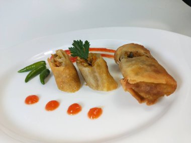 Lumpia, ince buğday unundan yapılmış bir rulo içinde taze bambu filizleri, yumurtalar, taze sebzeler ve deniz ürünlerinden oluşan tipik bir Central Cava Endonezya atıştırmalığıdır.