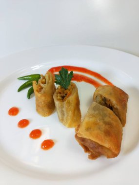 Lumpia, ince buğday unundan yapılmış bir rulo içinde taze bambu filizleri, yumurtalar, taze sebzeler ve deniz ürünlerinden oluşan tipik bir Central Cava Endonezya atıştırmalığıdır.