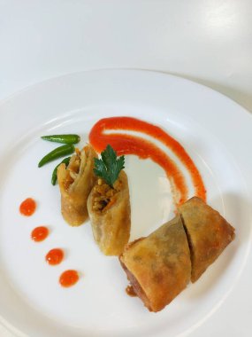 Lumpia, ince buğday unundan yapılmış bir rulo içinde taze bambu filizleri, yumurtalar, taze sebzeler ve deniz ürünlerinden oluşan tipik bir Central Cava Endonezya atıştırmalığıdır.