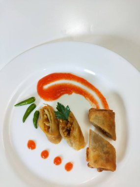 Lumpia, ince buğday unundan yapılmış bir rulo içinde taze bambu filizleri, yumurtalar, taze sebzeler ve deniz ürünlerinden oluşan tipik bir Central Cava Endonezya atıştırmalığıdır.