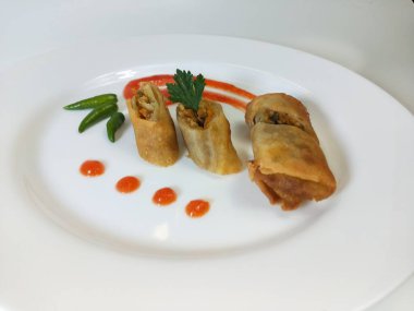 Lumpia, ince buğday unundan yapılmış bir rulo içinde taze bambu filizleri, yumurtalar, taze sebzeler ve deniz ürünlerinden oluşan tipik bir Central Cava Endonezya atıştırmalığıdır.