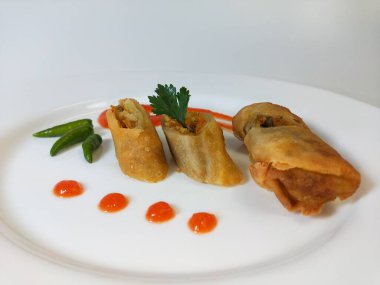 Lumpia, ince buğday unundan yapılmış bir rulo içinde taze bambu filizleri, yumurtalar, taze sebzeler ve deniz ürünlerinden oluşan tipik bir Central Cava Endonezya atıştırmalığıdır.