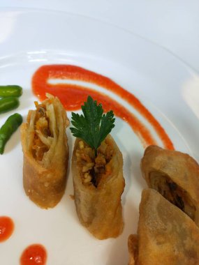 Lumpia, ince buğday unundan yapılmış bir rulo içinde taze bambu filizleri, yumurtalar, taze sebzeler ve deniz ürünlerinden oluşan tipik bir Central Cava Endonezya atıştırmalığıdır.