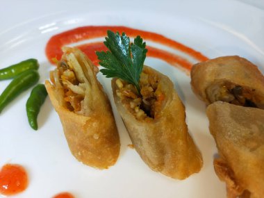 Lumpia, ince buğday unundan yapılmış bir rulo içinde taze bambu filizleri, yumurtalar, taze sebzeler ve deniz ürünlerinden oluşan tipik bir Central Cava Endonezya atıştırmalığıdır.