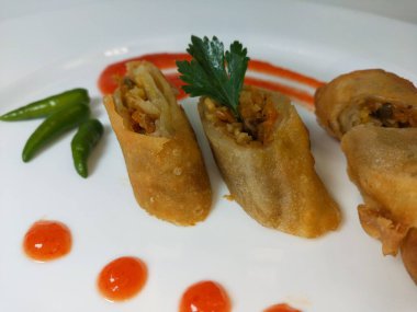 Lumpia, ince buğday unundan yapılmış bir rulo içinde taze bambu filizleri, yumurtalar, taze sebzeler ve deniz ürünlerinden oluşan tipik bir Central Cava Endonezya atıştırmalığıdır.