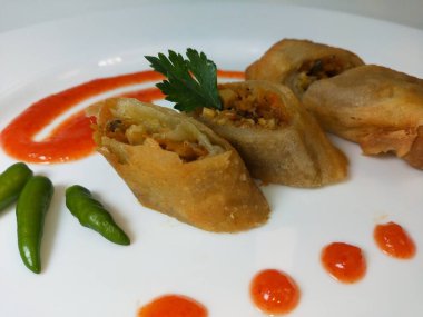 Lumpia, ince buğday unundan yapılmış bir rulo içinde taze bambu filizleri, yumurtalar, taze sebzeler ve deniz ürünlerinden oluşan tipik bir Central Cava Endonezya atıştırmalığıdır.