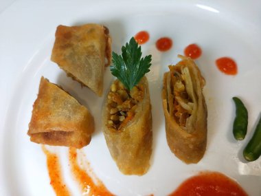 Lumpia, ince buğday unundan yapılmış bir rulo içinde taze bambu filizleri, yumurtalar, taze sebzeler ve deniz ürünlerinden oluşan tipik bir Central Cava Endonezya atıştırmalığıdır.