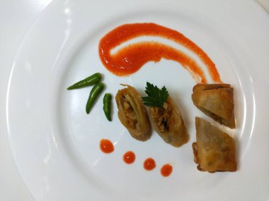 Lumpia, ince buğday unundan yapılmış bir rulo içinde taze bambu filizleri, yumurtalar, taze sebzeler ve deniz ürünlerinden oluşan tipik bir Central Cava Endonezya atıştırmalığıdır.