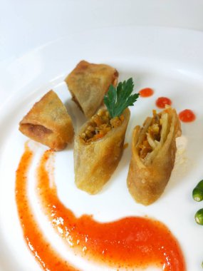 Lumpia, ince buğday unundan yapılmış bir rulo içinde taze bambu filizleri, yumurtalar, taze sebzeler ve deniz ürünlerinden oluşan tipik bir Central Cava Endonezya atıştırmalığıdır.