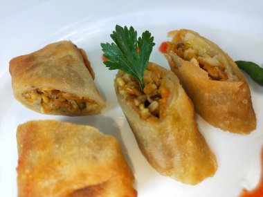 Lumpia, ince buğday unundan yapılmış bir rulo içinde taze bambu filizleri, yumurtalar, taze sebzeler ve deniz ürünlerinden oluşan tipik bir Central Cava Endonezya atıştırmalığıdır.