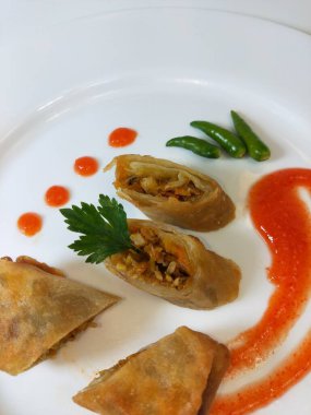 Lumpia, ince buğday unundan yapılmış bir rulo içinde taze bambu filizleri, yumurtalar, taze sebzeler ve deniz ürünlerinden oluşan tipik bir Central Cava Endonezya atıştırmalığıdır.