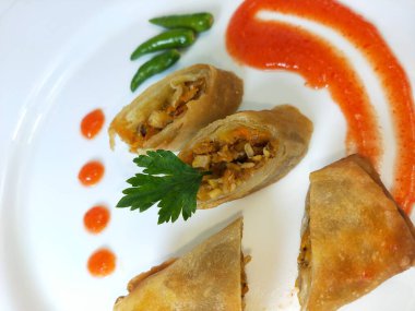 Lumpia, ince buğday unundan yapılmış bir rulo içinde taze bambu filizleri, yumurtalar, taze sebzeler ve deniz ürünlerinden oluşan tipik bir Central Cava Endonezya atıştırmalığıdır.