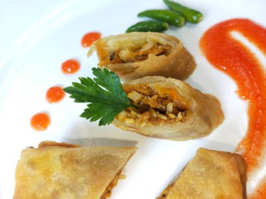 Lumpia, ince buğday unundan yapılmış bir rulo içinde taze bambu filizleri, yumurtalar, taze sebzeler ve deniz ürünlerinden oluşan tipik bir Central Cava Endonezya atıştırmalığıdır.