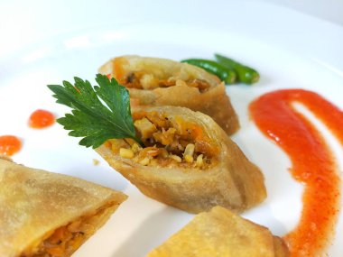 Lumpia, ince buğday unundan yapılmış bir rulo içinde taze bambu filizleri, yumurtalar, taze sebzeler ve deniz ürünlerinden oluşan tipik bir Central Cava Endonezya atıştırmalığıdır.