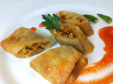 Lumpia, ince buğday unundan yapılmış bir rulo içinde taze bambu filizleri, yumurtalar, taze sebzeler ve deniz ürünlerinden oluşan tipik bir Central Cava Endonezya atıştırmalığıdır.