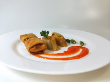 Lumpia, ince buğday unundan yapılmış bir rulo içinde taze bambu filizleri, yumurtalar, taze sebzeler ve deniz ürünlerinden oluşan tipik bir Central Cava Endonezya atıştırmalığıdır.