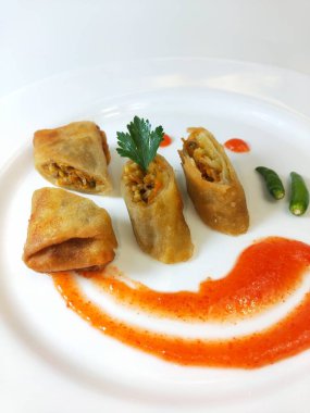 Lumpia, ince buğday unundan yapılmış bir rulo içinde taze bambu filizleri, yumurtalar, taze sebzeler ve deniz ürünlerinden oluşan tipik bir Central Cava Endonezya atıştırmalığıdır.