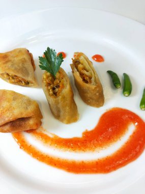 Lumpia, ince buğday unundan yapılmış bir rulo içinde taze bambu filizleri, yumurtalar, taze sebzeler ve deniz ürünlerinden oluşan tipik bir Central Cava Endonezya atıştırmalığıdır.