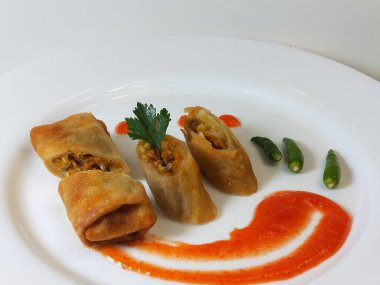 Lumpia, ince buğday unundan yapılmış bir rulo içinde taze bambu filizleri, yumurtalar, taze sebzeler ve deniz ürünlerinden oluşan tipik bir Central Cava Endonezya atıştırmalığıdır.