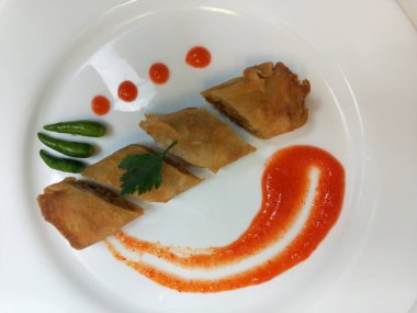 Lumpia, ince buğday unundan yapılmış bir rulo içinde taze bambu filizleri, yumurtalar, taze sebzeler ve deniz ürünlerinden oluşan tipik bir Central Cava Endonezya atıştırmalığıdır.