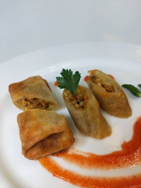 Lumpia, ince buğday unundan yapılmış bir rulo içinde taze bambu filizleri, yumurtalar, taze sebzeler ve deniz ürünlerinden oluşan tipik bir Central Cava Endonezya atıştırmalığıdır.