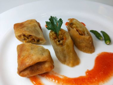 Lumpia, ince buğday unundan yapılmış bir rulo içinde taze bambu filizleri, yumurtalar, taze sebzeler ve deniz ürünlerinden oluşan tipik bir Central Cava Endonezya atıştırmalığıdır.