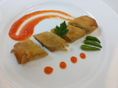 Lumpia, ince buğday unundan yapılmış bir rulo içinde taze bambu filizleri, yumurtalar, taze sebzeler ve deniz ürünlerinden oluşan tipik bir Central Cava Endonezya atıştırmalığıdır.