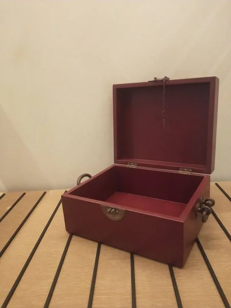 Wooden Keepsake Dark Red Jewelry Storage Gift Wooden Box — 스톡 사진