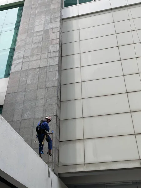 Foto Trabalhador Limpando Exterior Edifício Pendurado Uma Corda Segurança Fotografia De Stock