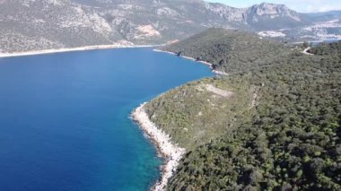 Deniz manzarası ve dağlar