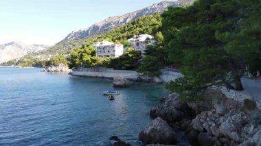 Hırvatistan 'ın Dalmaçya kentindeki Brela kasabasının merkezindeki Brela kayası yakınlarında insansız hava aracı uçuşu