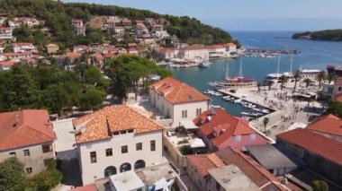 Hırvatistan 'ın Brac Adası' nda insansız hava aracı uçuşu. Güzel körfez ve yataklı eski kasaba manzaralı. Adriyatik Denizi