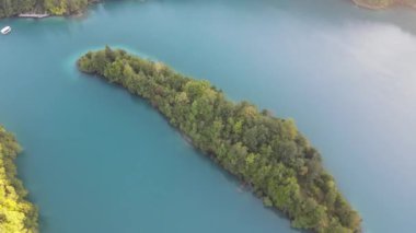 Hırvatistan Plitvice 'den İHA uçuşu ve mavi suyun sinematik görüntüsü