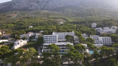 Hırvatistan, Brela, Dalmaçya 'da İHA uçuşu. Blue Sun Berulia Oteli. 