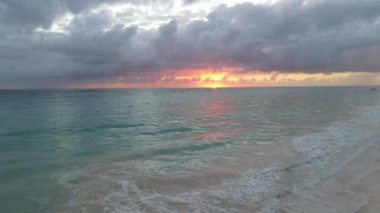 Punta Cana kıyıları, Dominik Cumhuriyeti, Atlantik okyanusu, Gündoğumu