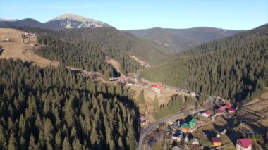 Ukrayna Karpatları, İHA uçuşları, tepeler ve dağlar arasındaki yol 