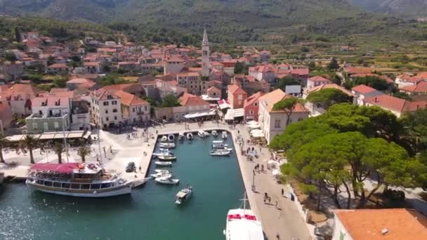 Lot Dronem Wyspie Brac Chorwacja Widok Stare Miasto Piękną Zatoką — Wideo stockowe