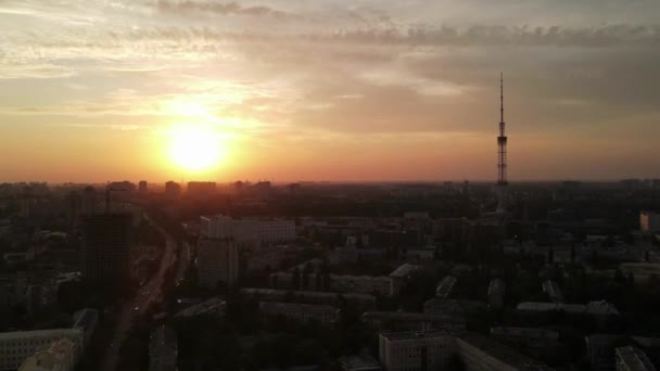 Drone Flygning Ovanför Kiev Ukraina Med Vacker Solnedgång Nära Torn — Stockvideo