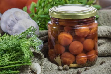 Baharat kavanozunda konserve domates, sarımsak, biber ve dereotu.