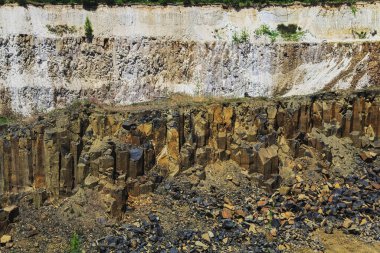 Taş ocağının kazısı sırasında bazalt taşları çıplaktır.