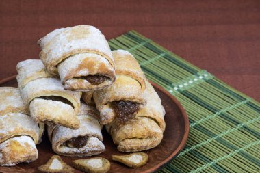 Lezzetli tatlı hamur çubukları kiraz reçeli pişiriyor 