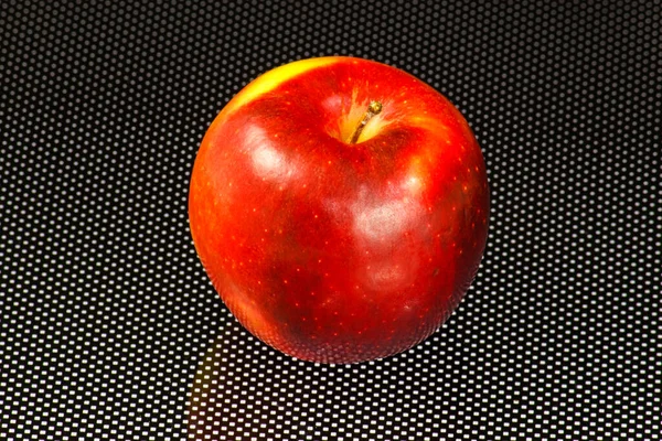 Ένα Φωτεινό Κόκκινο Φρέσκο Μήλο Μαύρο Και Άσπρο Φόντο Γυαλί — Φωτογραφία Αρχείου