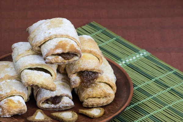 Lezzetli tatlı hamur çubukları kiraz reçeli pişiriyor 