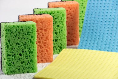 Bulaşık yıkamak için mutfak süngeri ve selüloz peçeteler.